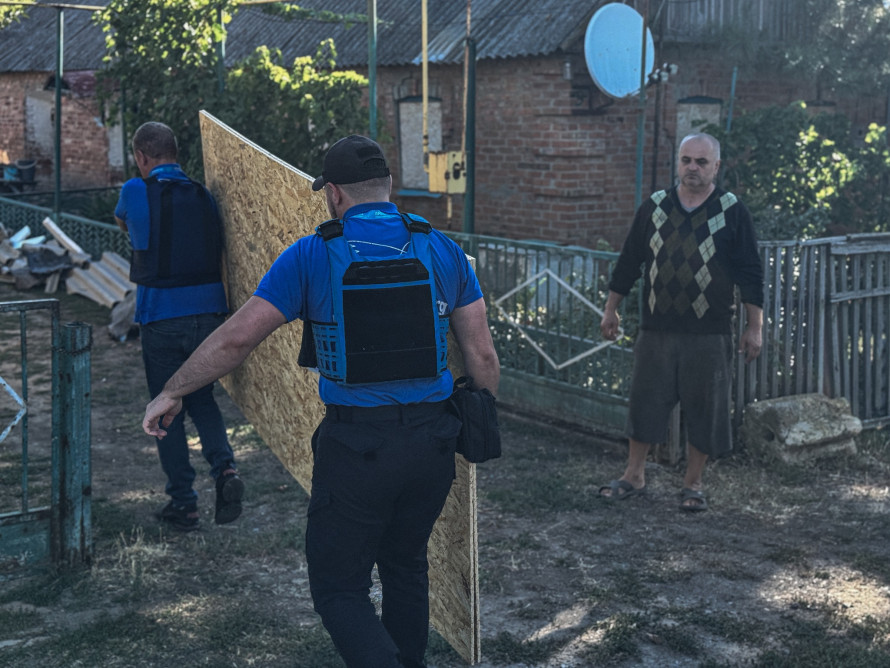 Гуманітарна місія показала, як виглядає село у Запорізькій області після обстрілу ворожого РСЗВ