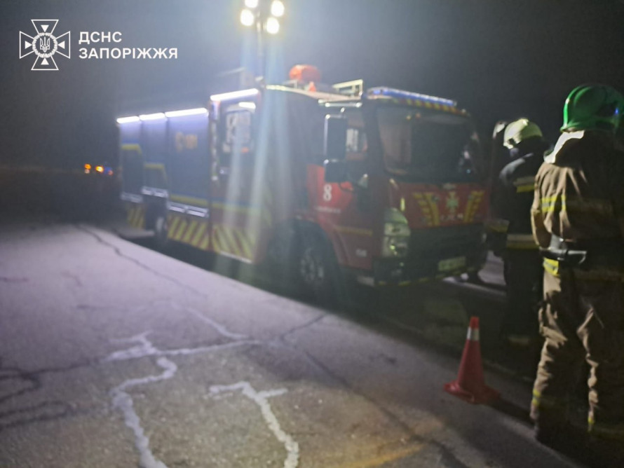 У Запоріжжі сталася нічна ДТП: водія «Ланоса» деблокували з понівеченої автівки після зіткнення з опорою (фото)