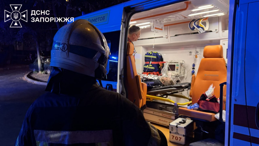 У Запоріжжі горіла багатоповерхівка, приватний будинок та автомобілі: на пожежі врятували бабусю