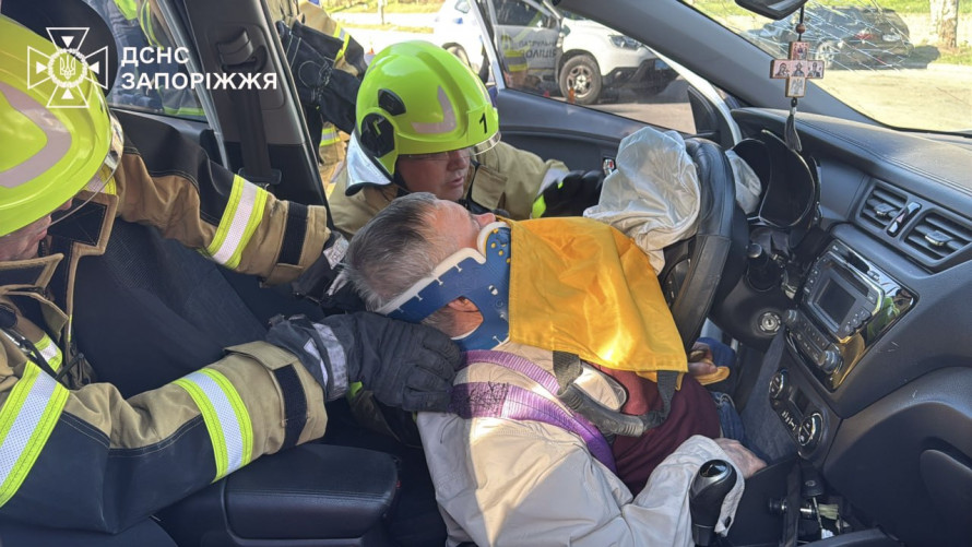 У Запоріжжі авто врізалося в дерево: рятувальники деблокували водія (фото)