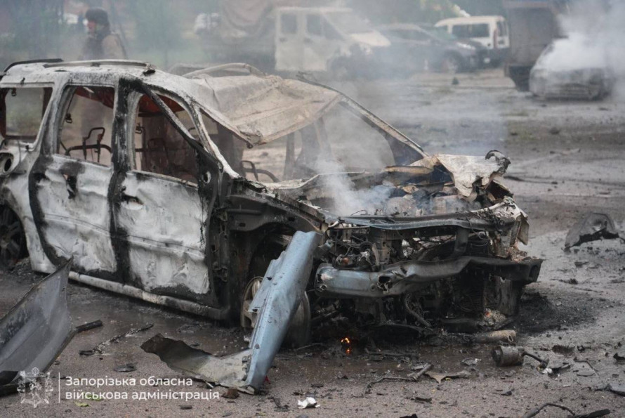Горить автостоянка: росіяни вдарили по Запоріжжю - є поранені в тому числі дитина (фото);