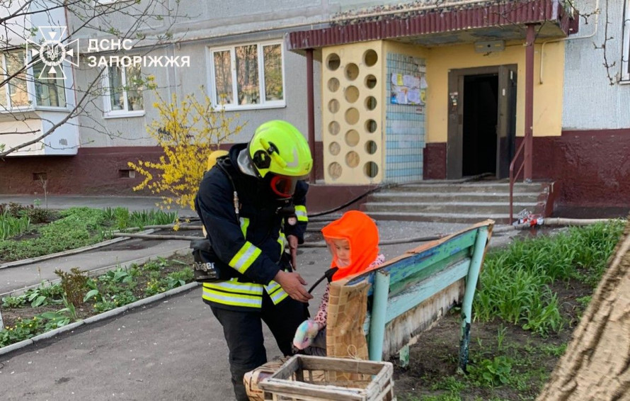 Через пожежу в багатоповерхівці у Запоріжжі евакуювали людей - фото
