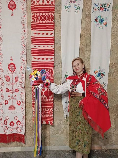 У Запоріжжі відкрили виставку вишитих сорочок і рушників – що там можна побачити (фото)