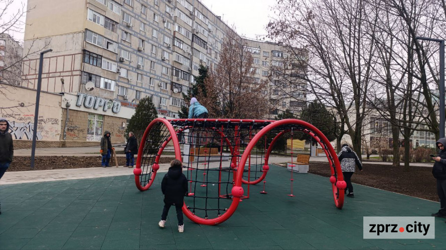 Великий дитячий майданчик та спортивні зони - у спальному мікрорайоні Запоріжжя оновили парк (фото)