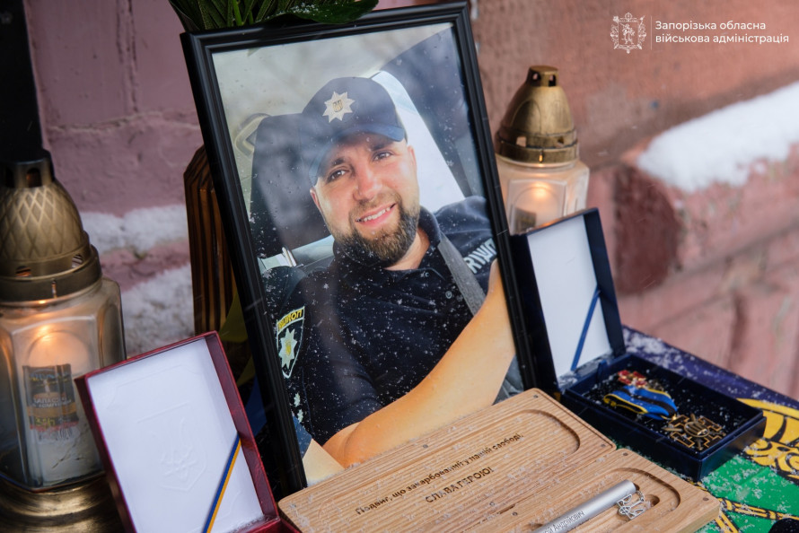 Назавжди 36 - у Запоріжжі відкрили меморіальну дошку поліцейському, який загинув на фронті (фото)