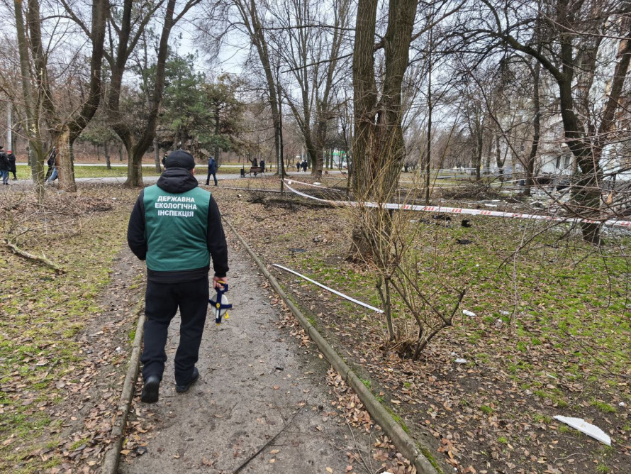 Вирва від влучання та сотні метрів забрудненої території - що виявили екологи на місці прильоту в Шевченківському районі Запоріжжя