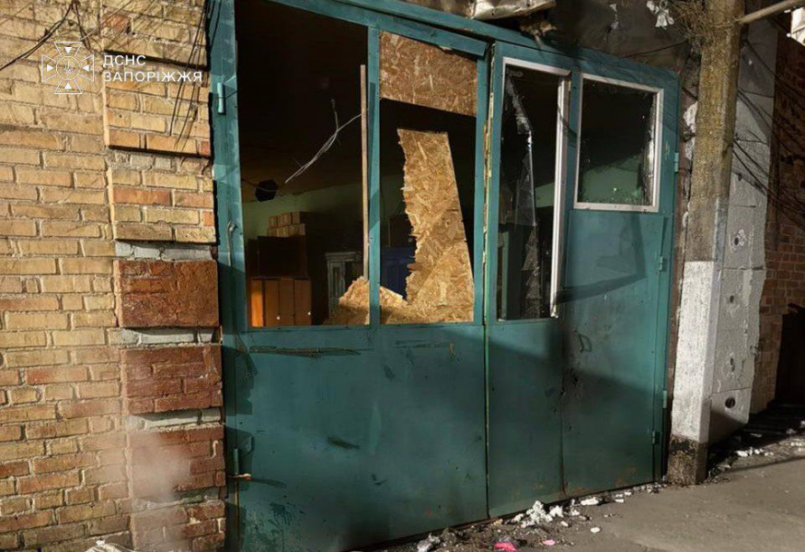 Багатоповерхівка, пожежна частина, склади, авто: внаслідок російських атак на Запоріжжі є загиблі та поранені (фото, відео)