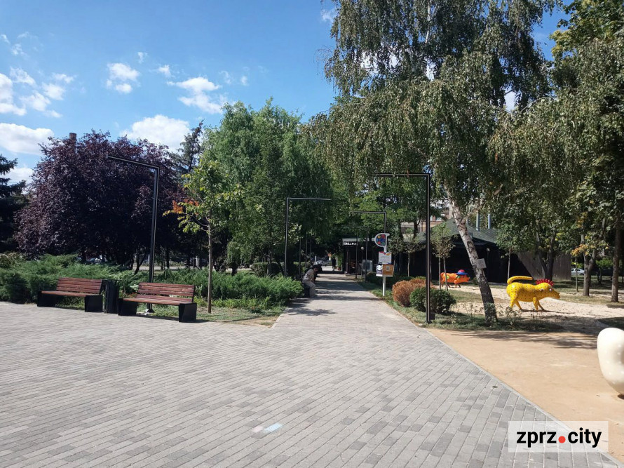 Кольорове літо серед фантастичних звірів: як зараз виглядає "Чарівний сад" у Запоріжжі (фото)