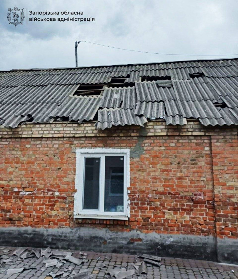 Поранена людина, вибиті вікна: вночі окупанти вдарили по Запоріжжю (фото, відео)