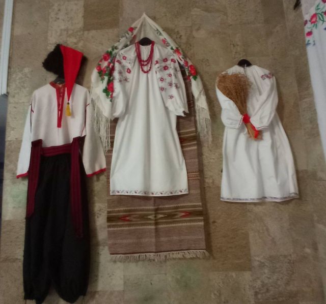 У Запоріжжі відкрили виставку вишитих сорочок і рушників – що там можна побачити (фото)