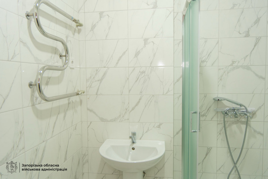 «Просто хочеться жити»: мешканка Запоріжжя повернулася до відновленої квартири, яку знищила російська ракета (фото, відео)