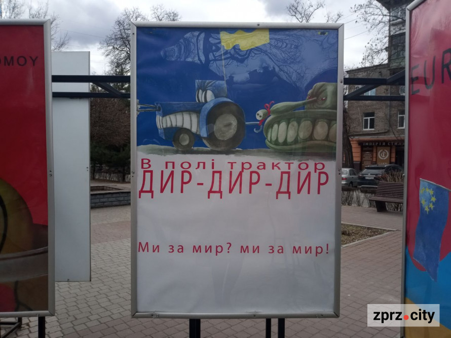 У Запоріжжі показали плакати воєнного часу "мами" авангардної української моди (фото)