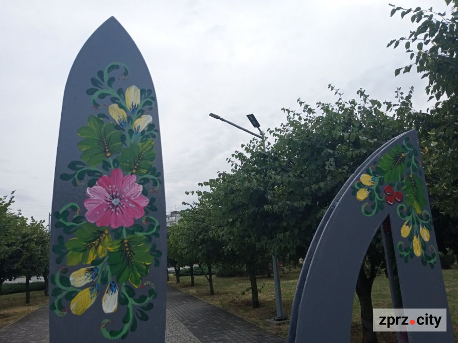 Символ, який не зламати - до Дня Конституції у запорізький парк повернули оновлений Тризуб (фото)