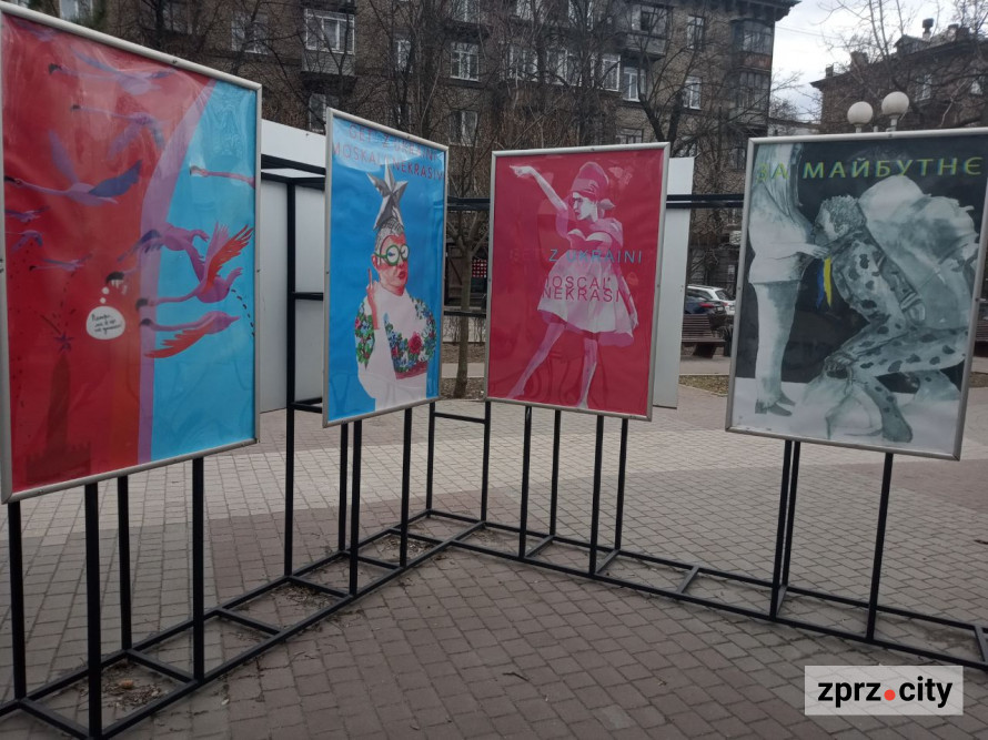 У Запоріжжі показали плакати воєнного часу "мами" авангардної української моди (фото)