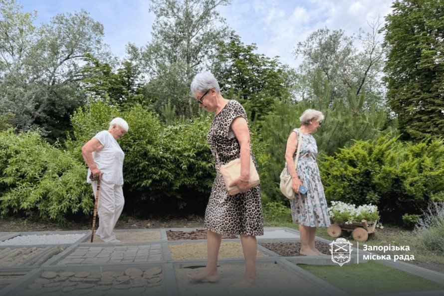 Відчути природу по-новому: у запорізькому ботсаду відкрили незвичну тактильну стежку (фото, відео)