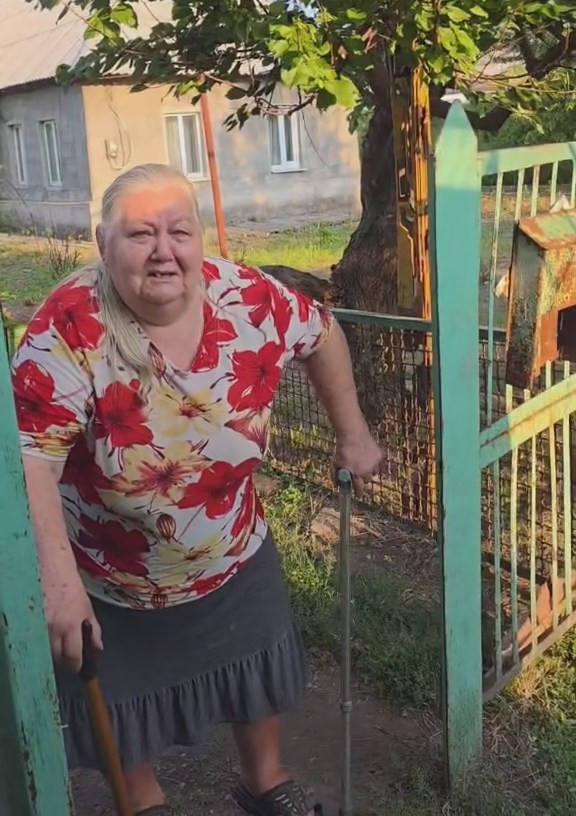 Бабуся плакала, проводжаючи онуків: на Запоріжжі евакуювали родину з дітьми (відео)