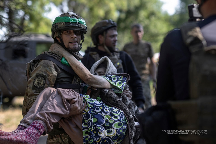 Після удару авіабомби: бійці запорізької бригади врятували 90-річну жінку з-під завалів (фото)