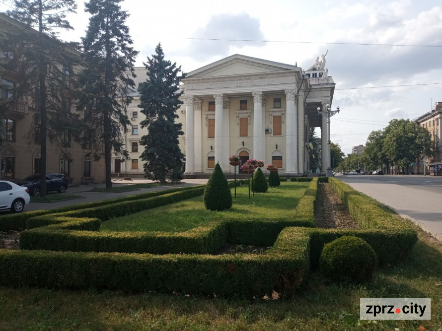 У запорізькому театрі показали, що роблять французи у п'ятницю 13-го - фото прем'єри