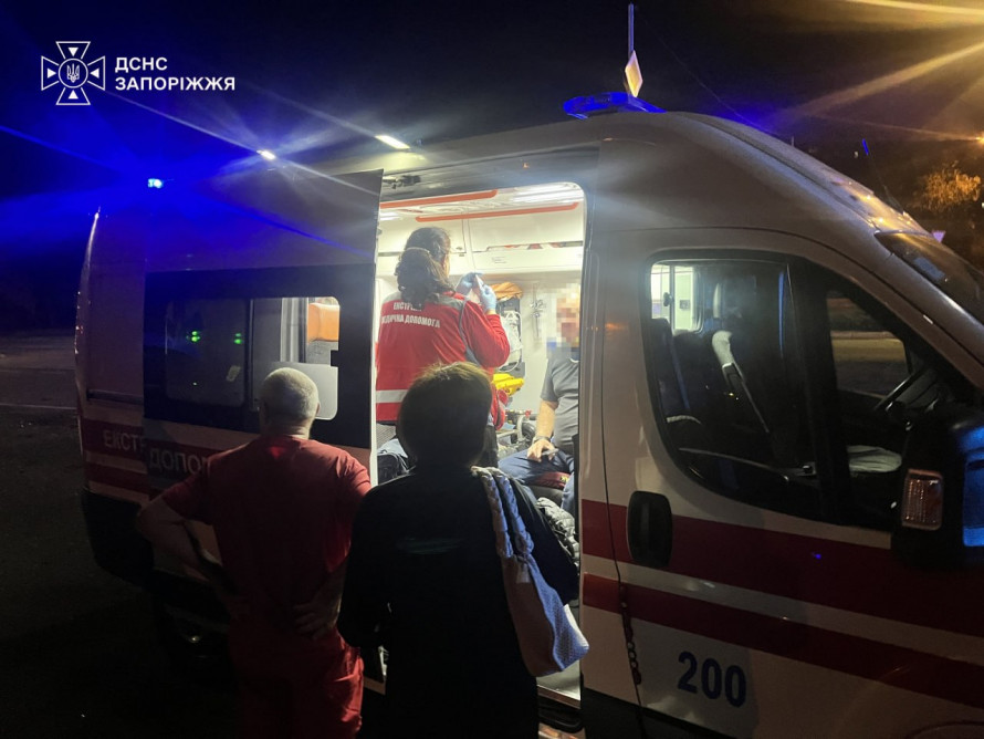 Пасажира затисло в понівеченому авто: у Запоріжжі рятувальники деблокували потерпілого після ДТП (фото)
