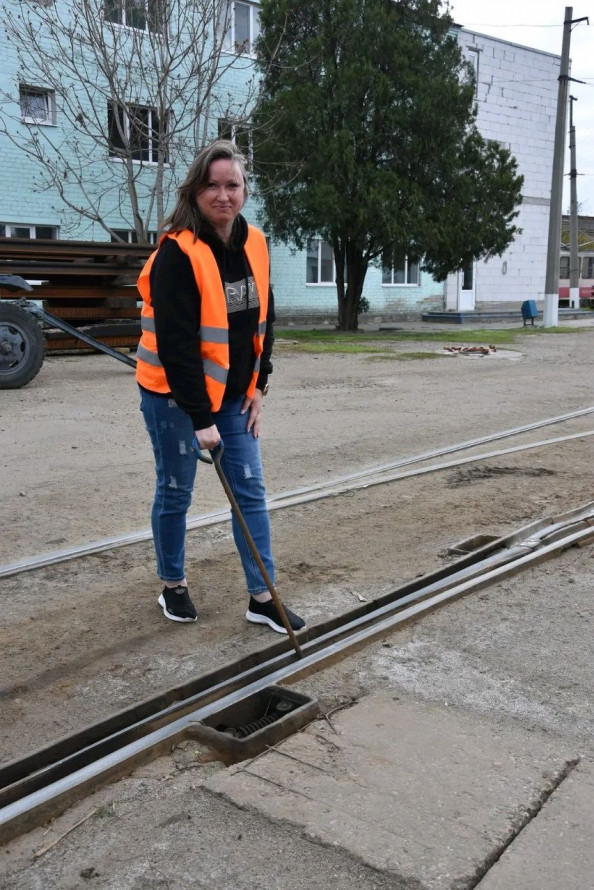 Новий фах: у Запоріжжі швачка стала водійкою трамвая в межах експериментального проєкту (фото)