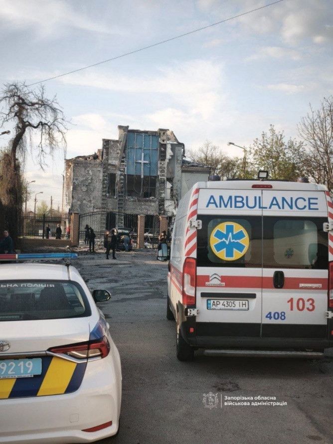 Авіабомба влучила поруч із церквою: у Запоріжжі внаслідок удару загинув чоловік, є поранені (фото, відео)