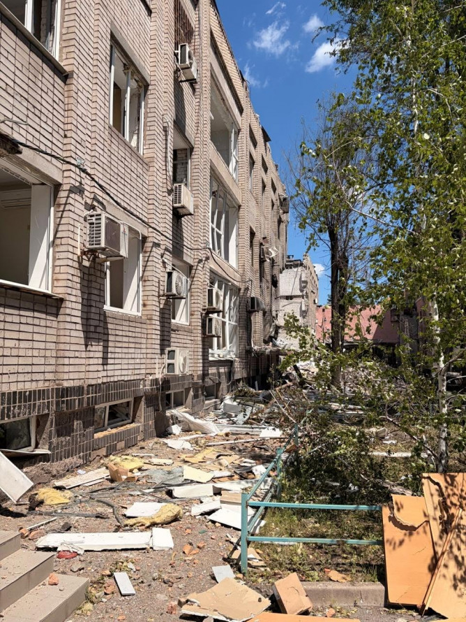 Ворог вдарив по департаменту архітектури та містобудування Запорізької міської ради: фото наслідків