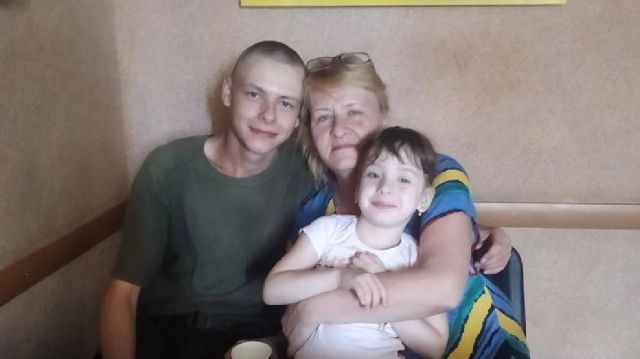 Бився на Оріхівському і Покровському напрямках - мама загиблого 22-річного артилериста отримала нагороду сина (фото)