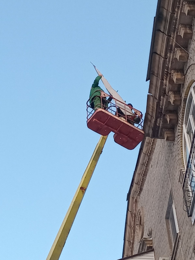 Нависла небезпека: у Запоріжжі з даху будинку ледь не впала велика металева конструкція (фото)