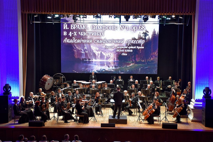 "Давно хотів зіграти цей концерт у рідній філармонії": 23-річний піаніст зачарував запоріжців разом із симфонічним оркестром