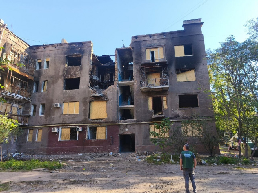 Екоінспектори показали як виглядає автостоянка після удару БпЛА та інші наслідки ворожої атаки по Запоріжжю 7 вересня - фото