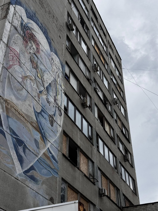 Побито вхід та частину фасаду — у Запоріжжі внаслідок обстрілу пошкоджено корпус університету (фото, відео)