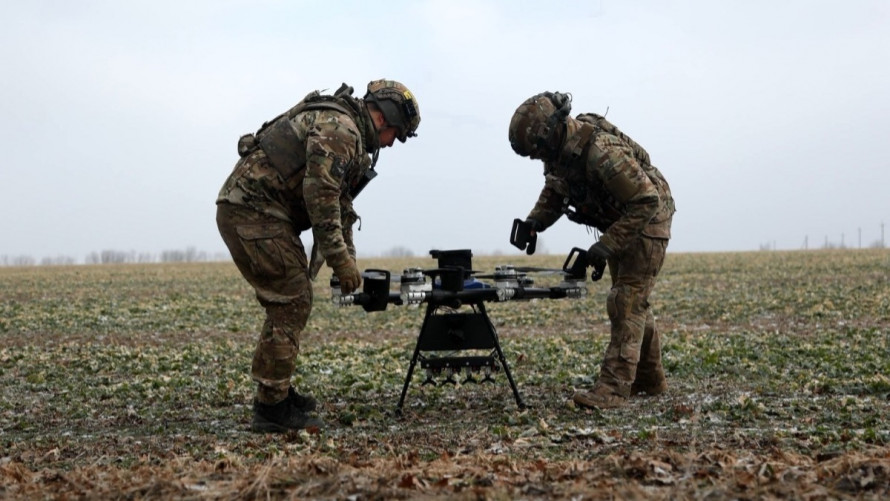 Автівки для дронарів: Метінвест передав позашляховики підрозділу БПЛА бригади «Хортиця»