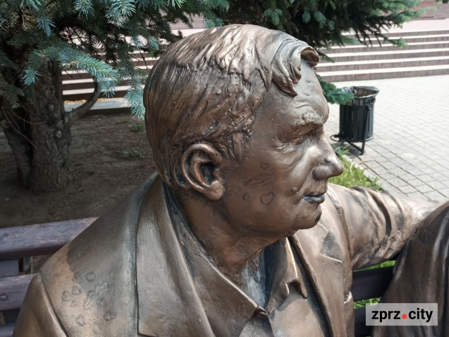 У запорізькому сквері розмалювали скульптуру - фото