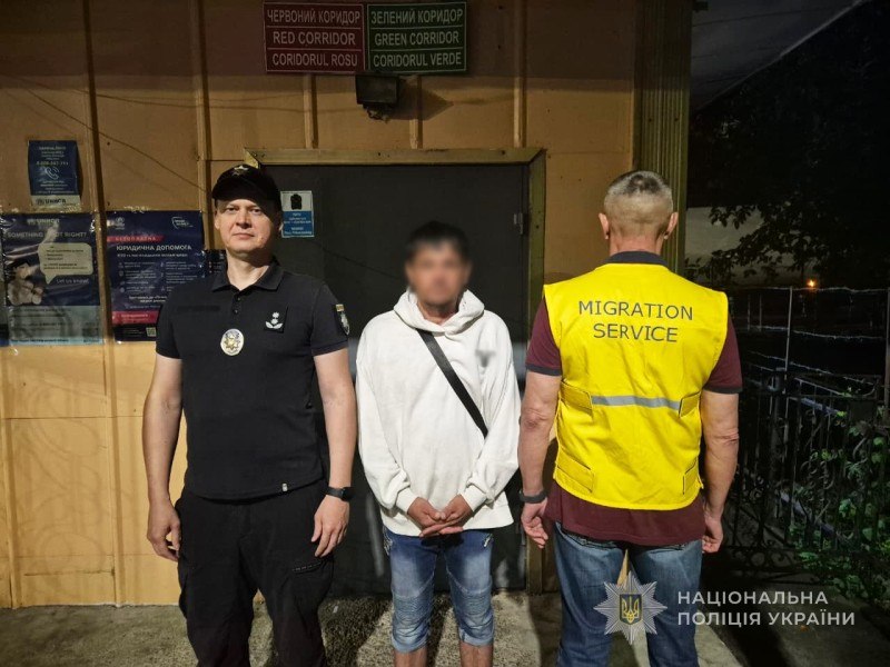 Переховувався після скасування посвідки: у Запоріжжі розшукали та видворили нелегала (фото)