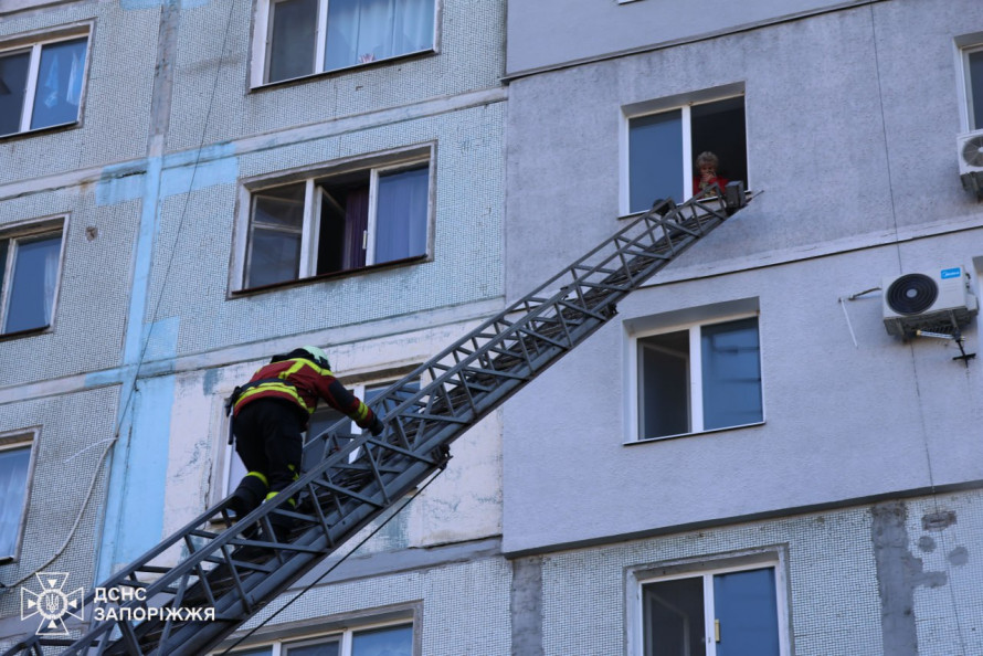 У Запоріжжі сталася масштабна пожежа - надзвичайники врятували 15 людей (фото, відео)