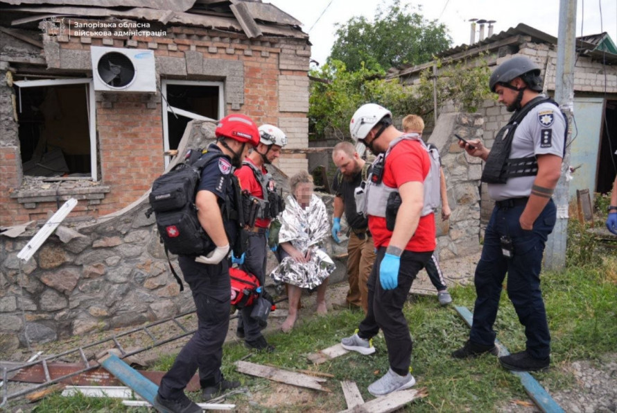 КАБами по будинкам і кладовищу: росіяни завдали авіаударів по Запоріжжю - що відомо (фото, відео)
