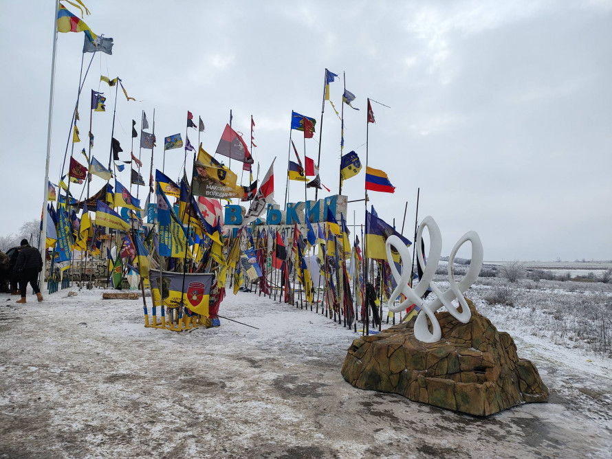 Символ єдності серед бойових прапорів: біля Оріхівської стели встановили нову скульптуру (фото)