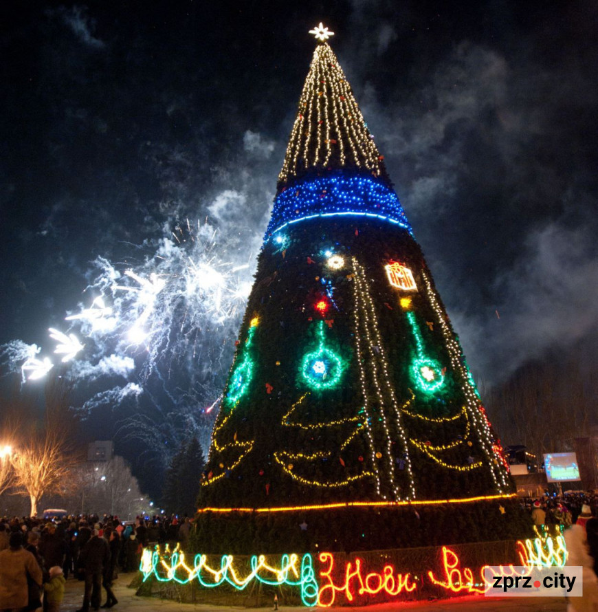 Казка мирних часів – як у Запоріжжі протягом 20 років змінювалася новорічна ялинка (фото)