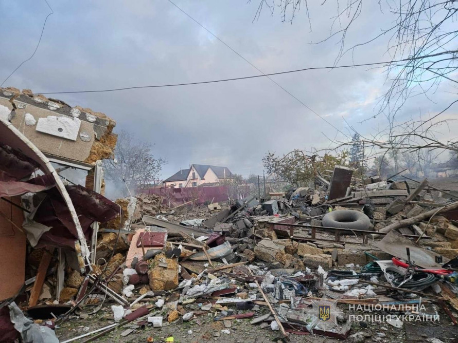 Запоріжжя та район пережили нову хвилю атак: дрони влучили у будинок, АЗС та цивільні об'єкти (фото, відео)