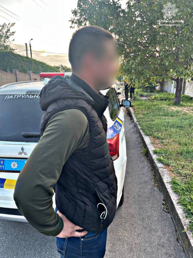 Розтрощили платіжний термінал - у Запоріжжі двоє чоловіків обікрали магазин (фото)