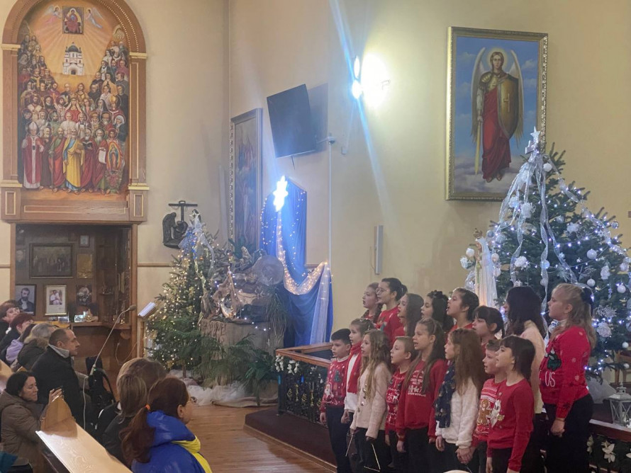 Святкова музика та колядки - у запорізькому соборі відбувся концерт камерного хору (фото)