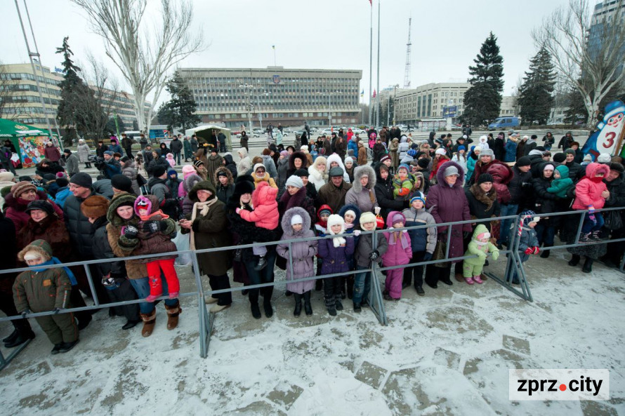 Казка мирних часів – як у Запоріжжі протягом 20 років змінювалася новорічна ялинка (фото)