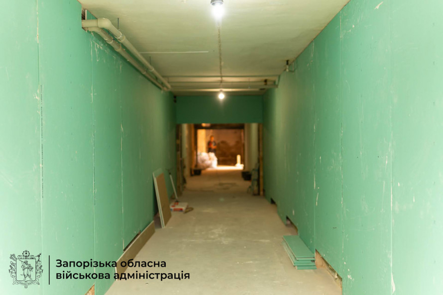 Оновили електромережі та вентиляцію – у Запоріжжі ремонтують укриття в коледжі (фото)