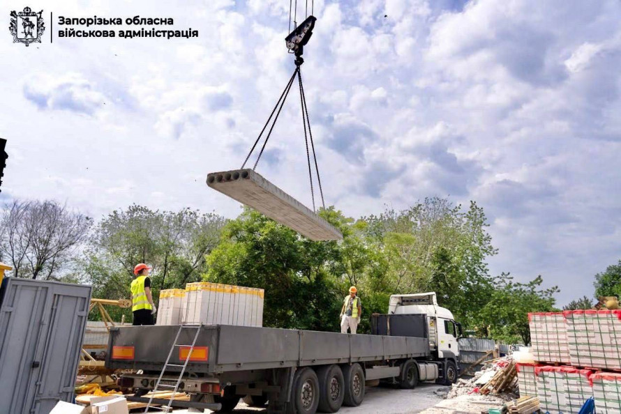 П’ять із дев’яти поверхів уже звели як у Запоріжжі рухається відбудова будинків на вулиці Запорізькій (фото, відео)