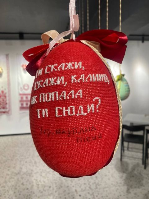Українські пісні ожили у вишивці: у Запоріжжі відкрилася виставка писанок, рушників, мотанок (фото)