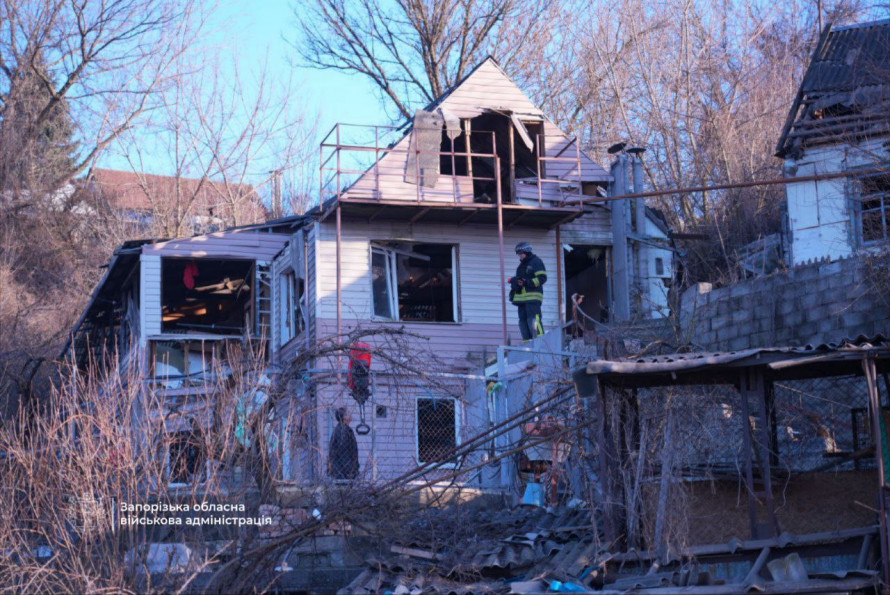 Ворог вдарив КАБами по Запоріжжю і Розумівці: поранені люди, розтрощені домівки та згорілі авто (фото, відео)