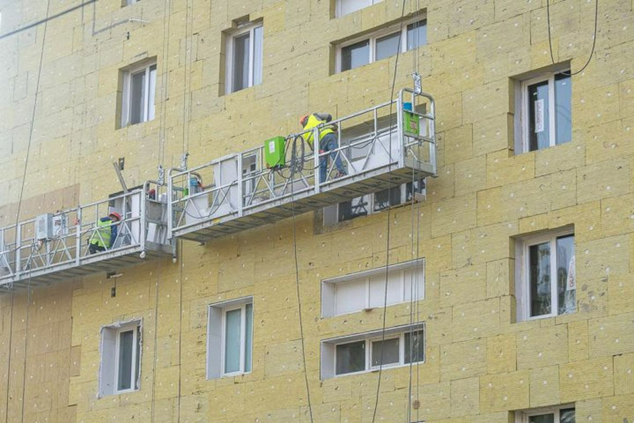 Понад два роки після ракетного удару - як у Запоріжжі триває відновлення будинку на Зестафонській