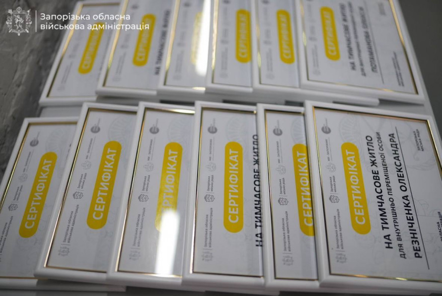 Нарешті отримали житло: в Запоріжжі родинам переселенців вручили сертифікати (фото)