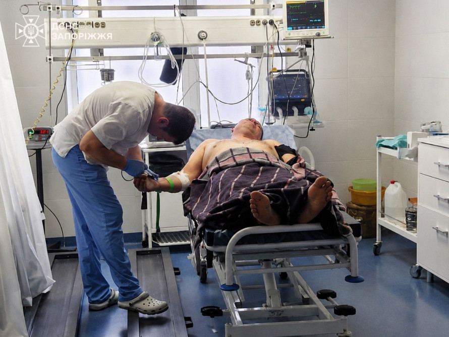 Підступно атакували під час пожежі: на Запоріжжі внаслідок удару російського дрона постраждав рятувальник (фото)