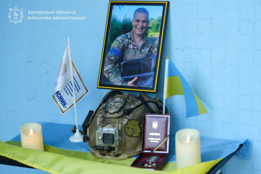 "Був нашим завжди усміхненим сонцем, живчиком" - у Запоріжжі з'явилася пам'ятна табличка на честь Героя Костянтина Опанасенка (фото)